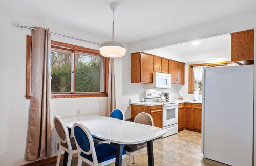 Summit Hill Casa | NEW Cozy 4-bedroom house on Summit Ave with fireplace, off street parking, Wifi!