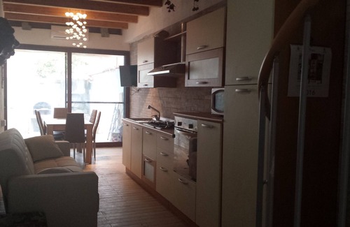 Cabras Casa | Casa nueva, acogedora y bonita con patio privado, a 2 km. del mar