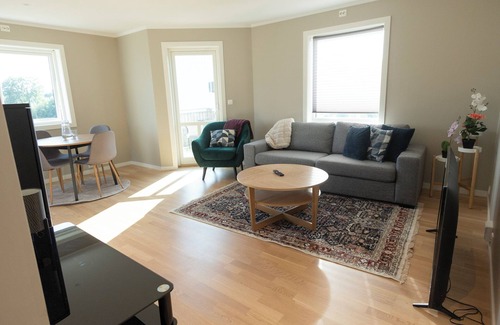 Arendal Apartamento | New cozy apartment in Arendal-Hill. 5 minute to the town center, pet friendly.
