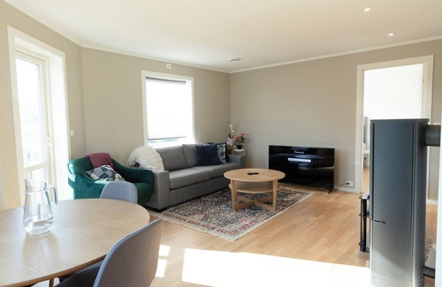 Arendal Apartamento | New cozy apartment in Arendal-Hill. 5 minute to the town center, pet friendly.