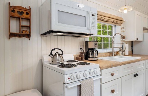Northport Cabaña | NEW cozy cottage a short walk to Northport and Lake Michigan!