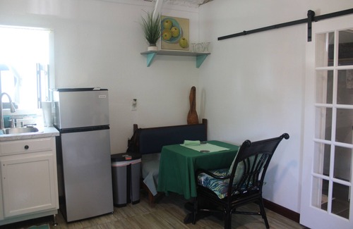Tallahassee Cabaña | New Cozy Cottage Guest House at Sloane's Garden Home
