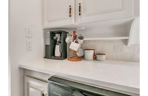 Crestwood Casa | NEW Cozy Crestwood Cottage