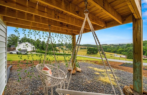 Kodak Apartamento | NEW! Cozy Loft w/ King Bed Near Gatlinburg/Pigeon Forge/Knoxville