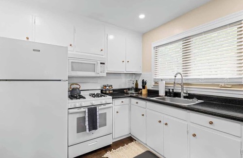 Roseville Casa | New! Cozy Mid Century Modern Oasis 3bd Home