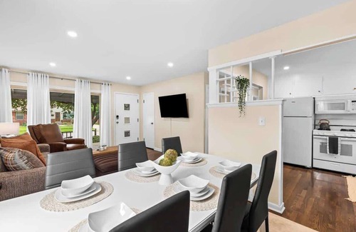 Roseville Casa | New! Cozy Mid Century Modern Oasis 3bd Home