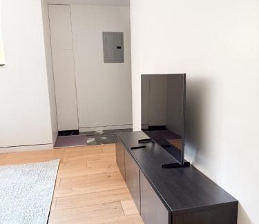 East Flatbush Apartamento | New Cozy Modern Minimalist Stay in Brooklyn at Rem-Casa