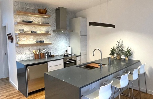 Weaverville Apartamento | New cozy modern "treehouse". Walk to downtown Weaverville, 15 min North of AVL.