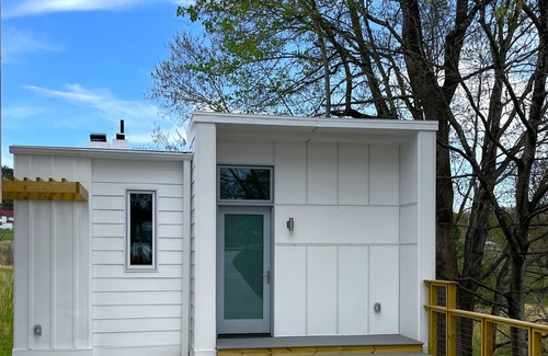 Weaverville Apartamento | New cozy modern "treehouse". Walk to downtown Weaverville, 15 min North of AVL.