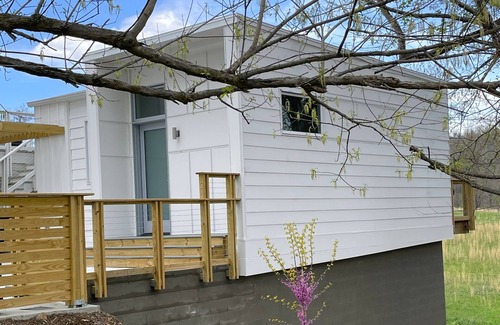 Weaverville Apartamento | New cozy modern "treehouse". Walk to downtown Weaverville, 15 min North of AVL.