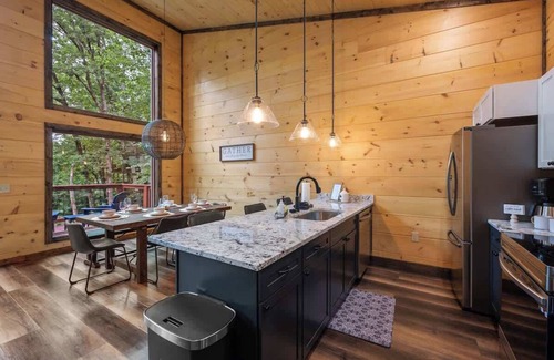 Chalet Village Chalet De Esquí | New Cozy Mountain Cabin - Hot Tub - Near Downtown