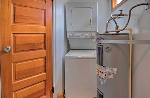 Seaside Cabaña | NEW! Cozy Seaside Cottage w/ Hot Tub + Game Room!