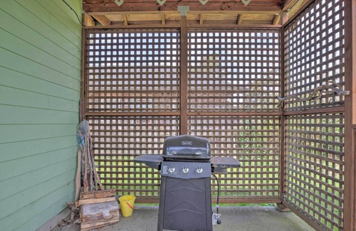 Seaside Cabaña | NEW! Cozy Seaside Cottage w/ Hot Tub + Game Room!