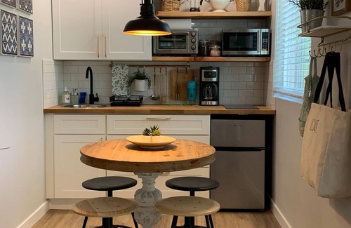 Point Loma Casa | New cozy studio, 2 queen beds, kitchen, walk to water!