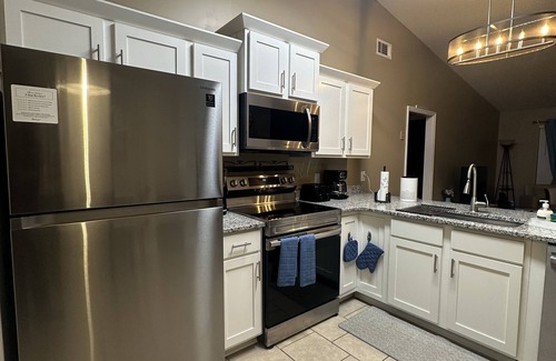 Warner Robins Casa | New Cozy townhouse-kings & patio