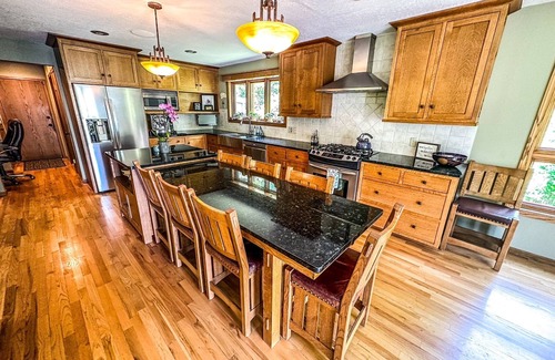 Colonial Pine Hills Casa | New! Creekside Estate in Magic Canyon