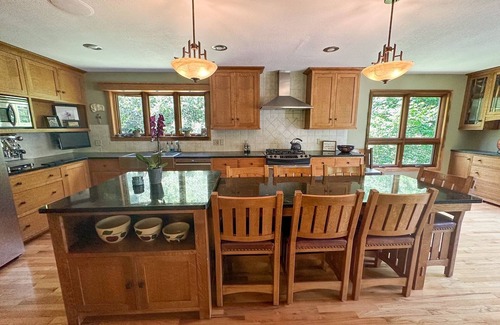 Colonial Pine Hills Casa | New! Creekside Estate in Magic Canyon