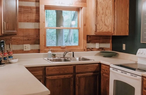 Rockford Cabina | NEW Hollybrook Cabin- 15 minutes from downtown Knox, but feels like the smokies!