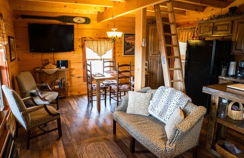 Sevierville Cabina | ¡NUEVO! Cabina personalizada en 10 acres!