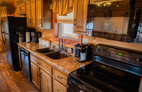 Sevierville Cabina | ¡NUEVO! Cabina personalizada en 10 acres!