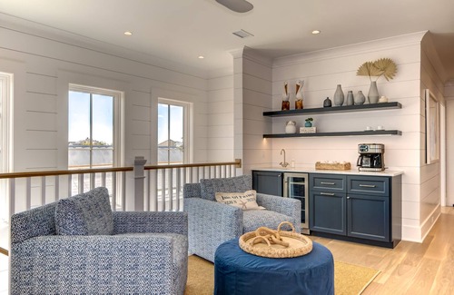 Isle of Palms Casa | NEW CUSTOM HOME~ 620 Ocean Blvd. Now booking!! Pickleball, Bocce Ball, Putting Green, Pool/Spa