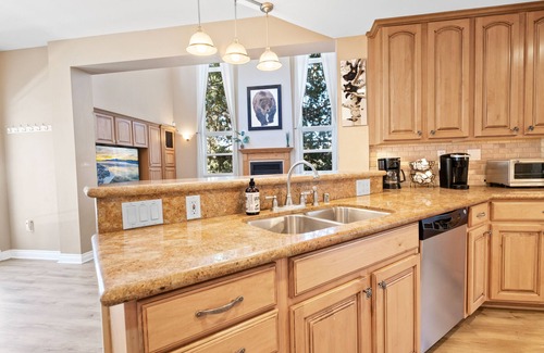 Big Bear Casa | NEW DECOR ❤️ HotTub Pool Table Arcade Fire Pit King Beds 2 Fireplaces