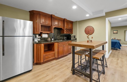 Big Bear Casa | NEW DECOR ❤️ HotTub Pool Table Arcade Fire Pit King Beds 2 Fireplaces