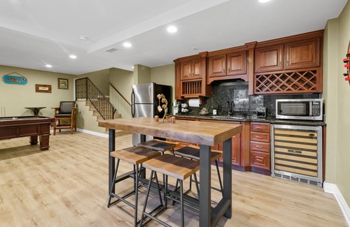 Big Bear Casa | NEW DECOR ❤️ HotTub Pool Table Arcade Fire Pit King Beds 2 Fireplaces