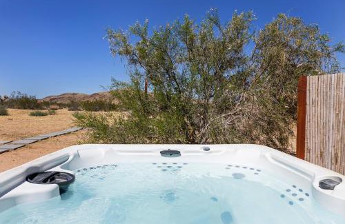 Joshua Tree Casa | NEW Desert Dream Hot Tub, Yoga, Ping Pong, Fire Pit