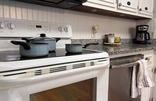 Burlington Casa | New! Downtown Burlington Bungalow, close to Elon!