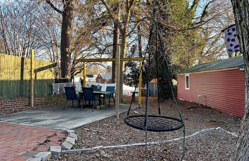 Burlington Casa | New! Downtown Burlington Bungalow, close to Elon!