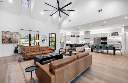 Dripping Springs Casa | -NEW-Downtown DRIP Pool/Spa/Golf/Pickleball/30Guests