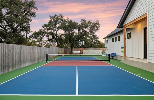 Dripping Springs Casa | -NEW-Downtown DRIP Pool/Spa/Golf/Pickleball/30Guests