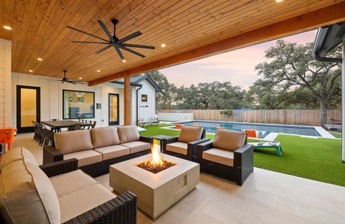 Dripping Springs Casa | -NEW-Downtown DRIP Pool/Spa/Golf/Pickleball/30Guests