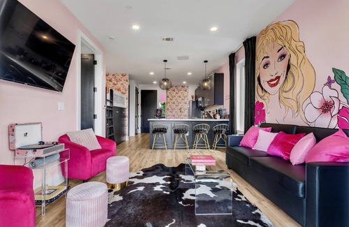 Nashville Condominio | NEW! Downtown Dolly!! 5min./1.3 miles to Broadway/Free Parking/Rooftop Lounge!