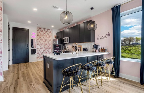 Nashville Condominio | NEW! Downtown Dolly!! 5min./1.3 miles to Broadway/Free Parking/Rooftop Lounge!