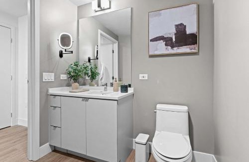 Civic Core Apartamento | NEW Downtown Luxe King Suite with Sauna & Pool Access
