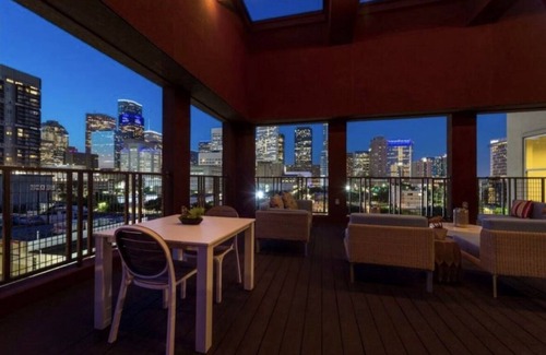 Central Business District Condominio | New Downtown! Luxury 1-bedroom condo with AC, WiFi in delightful Houston