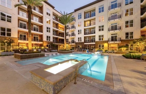 Central Business District Condominio | New Downtown! Luxury 1-bedroom condo with AC, WiFi in delightful Houston