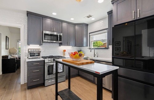 Westside Casa | NEW Driftwood Villa – 3BD, 2BA Close to Beach and Everything!