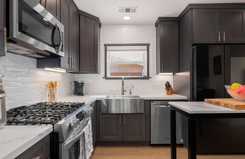Westside Casa | NEW Driftwood Villa – 3BD, 2BA Close to Beach and Everything!