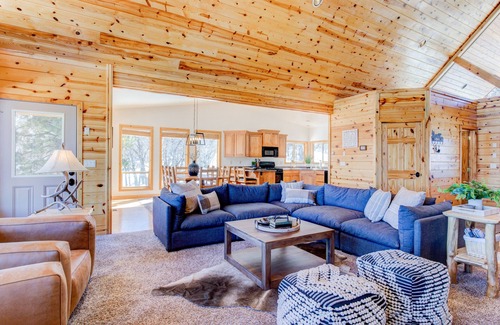 Mammoth Creek Cabina | NEW Duck Creek ⛰ Escape w/View+AC! ~30 mi. Bryce/Zion