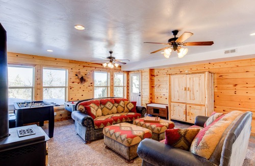 Mammoth Creek Cabina | NEW Duck Creek ⛰ Escape w/View+AC! ~30 mi. Bryce/Zion