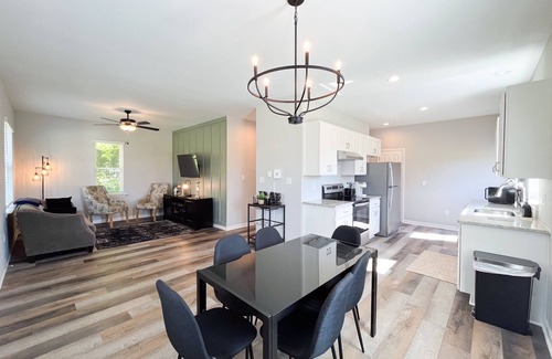 Durham Casa | NEW! Duke~King Bed~Speakeasy Hideout