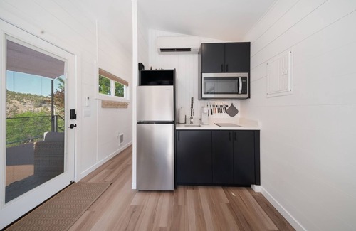 Madras Casa | NEW! Eagles Landing Tiny Home - B03 - Hot Tub