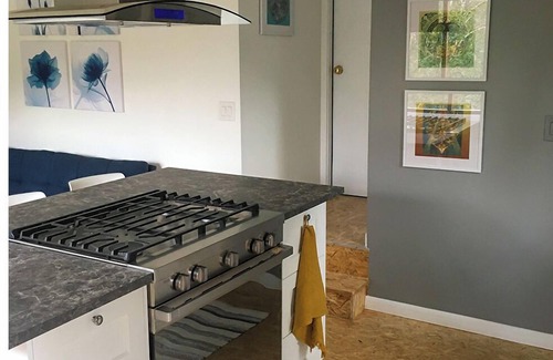 Forest Knolls Apartamento | New Earth Treehouse Studio with Full Kitchen & Own Deck