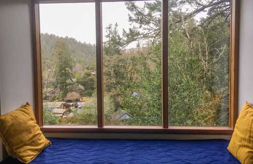 Forest Knolls Apartamento | New Earth Treehouse Studio with Full Kitchen & Own Deck