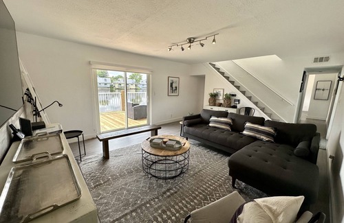 Central Corals Casa | NEW Elegant Lake House! 10min from the Beach!