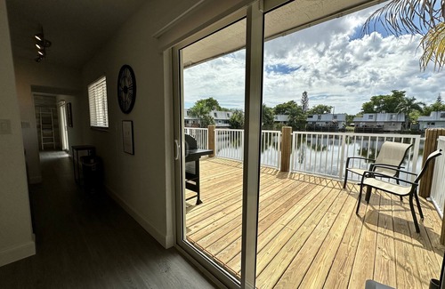 Central Corals Casa | NEW Elegant Lake House! 10min from the Beach!