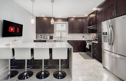 Quincy Casa | New England Traditional x Modern, 5 Bedrooms, Office, 8ppl